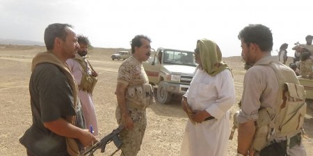 محافظ الجوف يتفقد المقاتلين في الخطوط الأمامية بجبهات مديرية الغيل