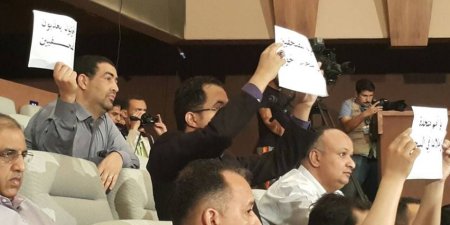 الصحفيون المختطفون في سجون المليشيات حاضرون في مؤتمر صحفي عقده ولد الشيخ .. صورة