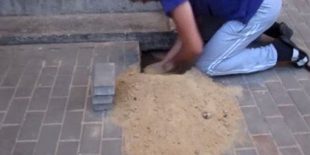 بالفيديو: سمعوا ضوضاء قادمة من الأرض لن تصدقوا ما وجدوه تحتها !!
