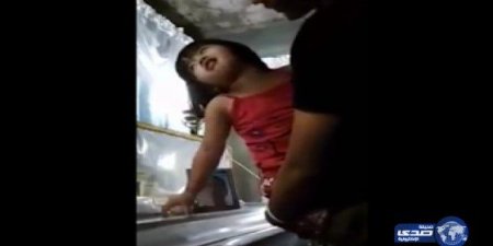 شاهد.. طفلة تحاول إيقاظ والدها الميت لتناول وجبة معها