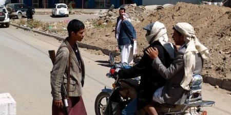 مسلحو الحوثي يختطفون طبيبا ومرافقه في منطقة الحوبان بتعز