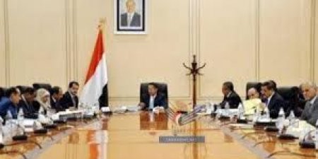اخبار اليمن اليوم  مباشر عاجل تعلل بأن القضية أخذت أكبر من حجمها : بالصورة : الزبيدي يظهر استيائه من تأكيد بن دغر على إيقاف ترحيل ابناء الشمال من عدن