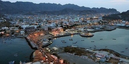 الحكومة تعلن انفراج أزمة الوقود بعدن خلال ساعات