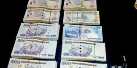 اعتقال هنديين هربا عملات «خليجية» في حقائبهما لبلادهما