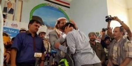 اخر اخبار اليمن العاجله تعرف على سر تقبيل "العرادة" لرأس هذا الطفل في مارب