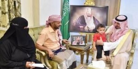 جديد . عاجل هذا ما فعله أمير نجران مع الطفل اليمني (صورة)