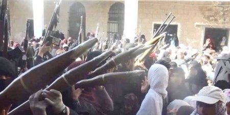 عاجل : عصابة نساء حوثيات يهاجمن وقفة احتجاجية لأمهات المختطفين أمام النائب العام ( صورة)