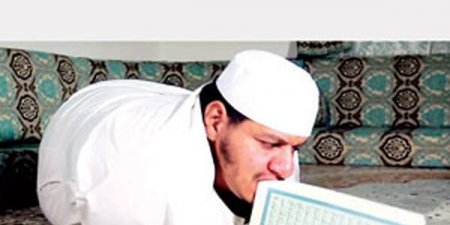عسير.. قصة مُعاق يقلب صفحات القرآن بأسنانه ويحفظه كاملاً