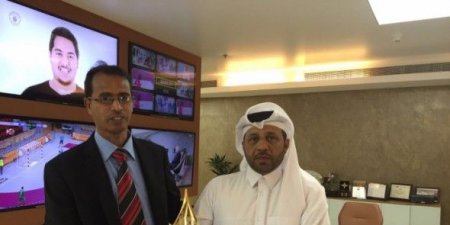 قطر تكرم صحفي يمني كأفضل كاتب مقال