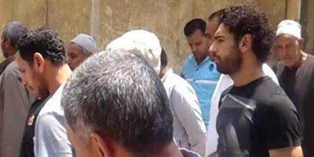 بالفيديو.. محمد صلاح يشارك فى تشييع جثمان أحد جيرانه بقريته نجريج بالغربية