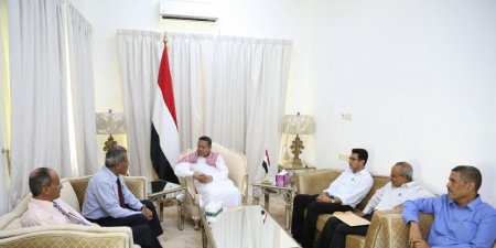 رئيس الوزراء يحث وزارة النفط ومصافي عدن لأنها أزمة الوقود خلال ساعات بالمحافظة