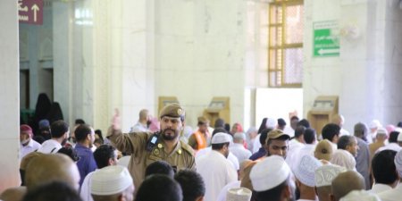 بالصور .. «أمن المسجد الحرام» يُسهل أداء المصلين أول «جمعة رمضانية»