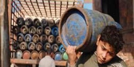 بوادر أزمة في الغاز المنزلي وتواصل إنهيار الريال اليمني أمام الدولار