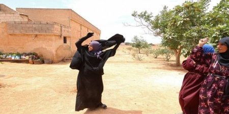 اخر اخبار اليمن العاجله "صورة" سيدة سورية تخلع نقابها أمام الجميع و السبب أغرب من الخيال!