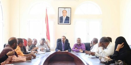 الإرياني يلتقي قيادات وزارة السياحة بعدن ويؤكد الحكومة في حالة إنعقاد دائم وعازمة على النهوض بالمدينة