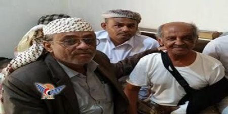 شاهد بالصورة قيادي حوثي كبير يزور الفنان عطروش