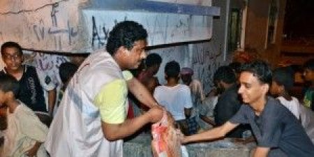 الهلال الأحمر الإماراتي يواصل عملية توزيع 4000 سلة غذائية على أهالي منطقتي باجعمان وديس المكلا