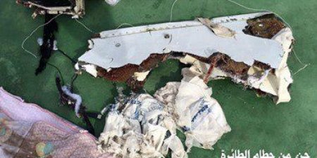 الصندوقان الأسودان للطائرة المصرية يصلان القاهرة مساء اليوم