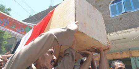 بالصور.. الآلاف يشيعون جثمان شهيد الجيش بقنا.. والمحافظ يصرف إعانة عاجلة لأسرته