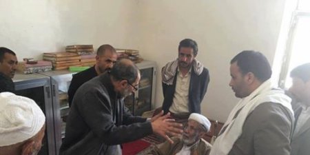 جديد . عاجل شاهد بالصورة كيف يهين قيادي حوثي هامة اليمن العملاقة الشيخ العمراني محاولاً الضغط عليه للتخلص من مكتبته الكبيرة كونها تحتوي على كتب للدواعش