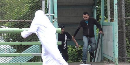 اليمن الان عاجل اخبار اليمن شاهد: ردة فعل المارة على شاب رمى حقيبة أمامهم وهتف الله أكبر