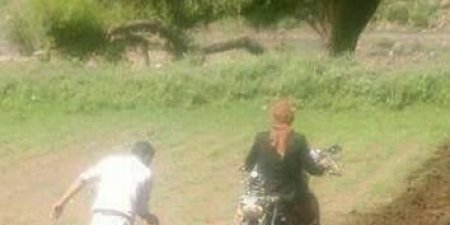 اخبار اليوم العاجله السبت 18-6-2016 صورة لمزارع يمني يحرث الأرض بالدراجة النارية
