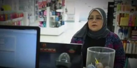 اخر اخبار اليمن العاجله شاهد: ردة فعل زبائن صيدلية بعد رؤيتهم امرأة تبكي لعدم قدرتها على شراء دواء