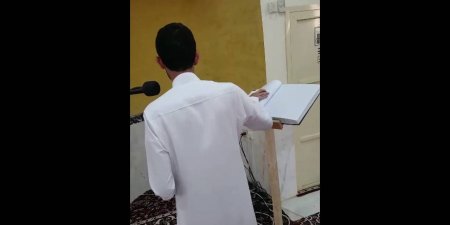 شاهد .. شاب كفيف يؤم المصلين في صلاة التراويح مستخدمًا مصحف “برايل”