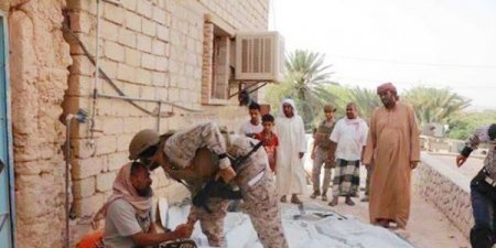 جندي بالقوات الخاصة السعودية يهز مشاعر اليمنيين .. ( صورة )