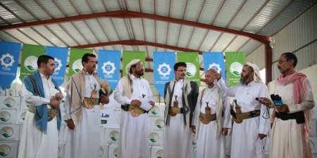 محافظ مأرب يدشن توزيع مواد غذائية لمأرب والجوف مقدمة من مركز الملك سلمان