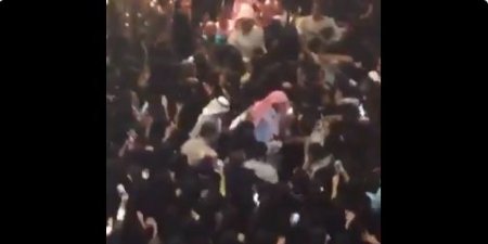 فيديو : رغد دايز ..فتاة تثير الجدل وتتسبب بتجمهر كبير وتدافع لآلاف الفتيات في أحد المجمعات التجارية في جدة