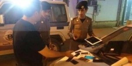 شاهد بالصور .. مقيم يمني في السعودية يحوّل سيارته إلى محل للهروب من قرار توطين الإتصالات والأمن يلقي القبض عليه