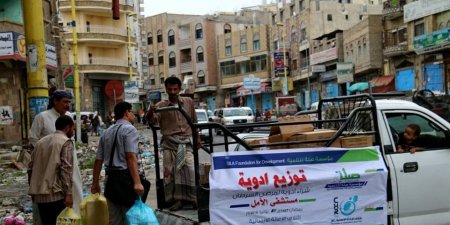 الصحوة نت صحافة نت توزيع أدوية طبية من مؤسسة "صلة" بحضرموت لمركز علاج الأورام السرطانية بتعز