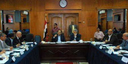 وزير الإسكان لـ "رؤساء شركات المياه " : اسحبو المشروعات من المقاولين المقصرين