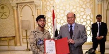 رئيس الجمهورية يكرم عدد من الضباط والصف والموظفين بغرفة العمليات المشتركة