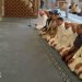 شاهد صورة مفاجئة ومبشرة لوفد الحكومة ووفد صالح في الكويت أثناء صلاة الجمعة وسبب غريب لتغيب وفد الحوثي